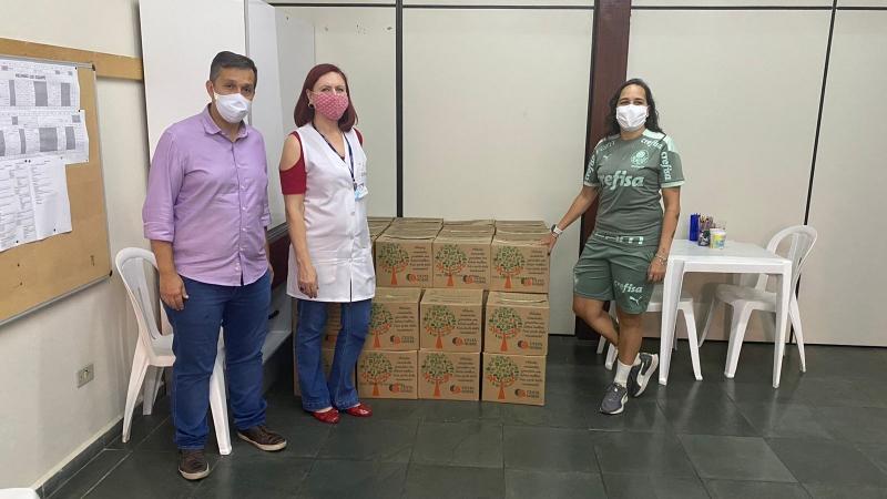 Palmeiras feminino doa 45 cestas básicas para organização assistencial de Vinhedo
