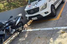 Condutor de moto é detido após furar comando, subir na calçada e cair