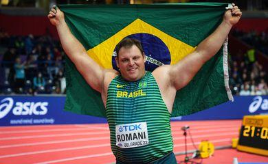 Darlan Romani é campeão mundial indoor em dia de homenagens do COB a ex-atletas