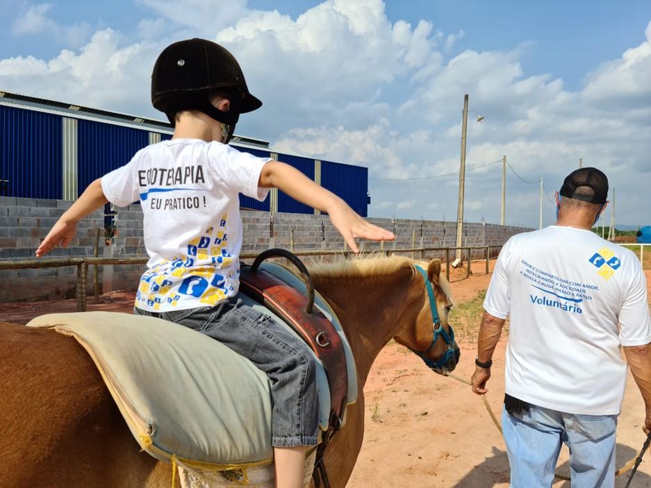 Equoterapia proporciona benefícios físicos e cognitivos