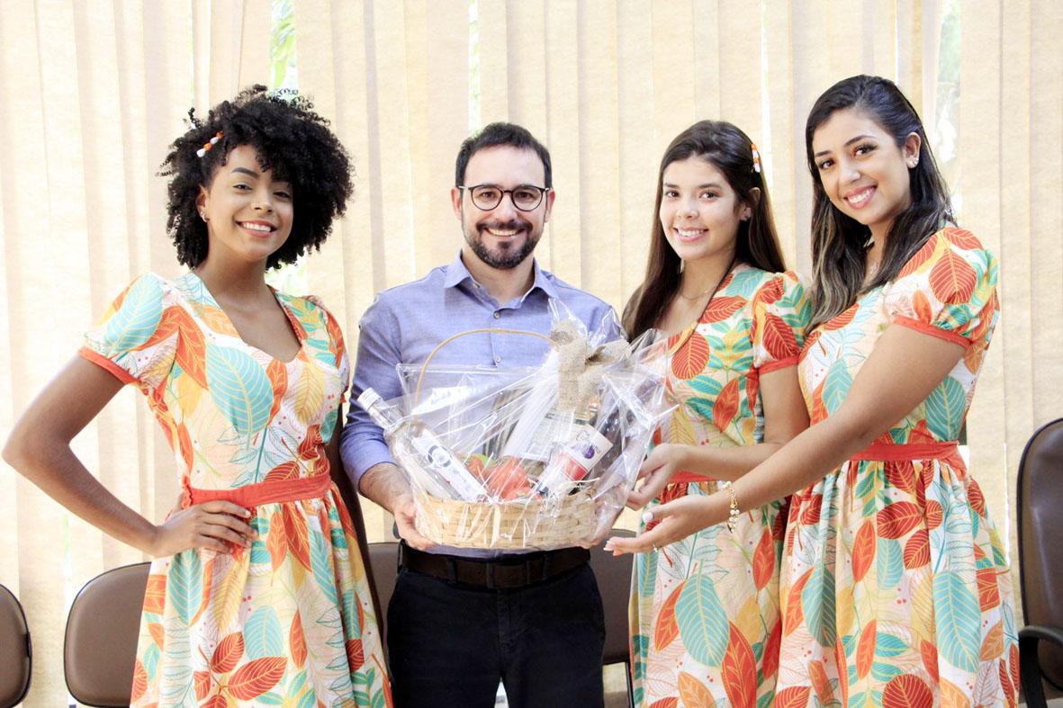 Festa do Caqui terá shows e praça de alimentação