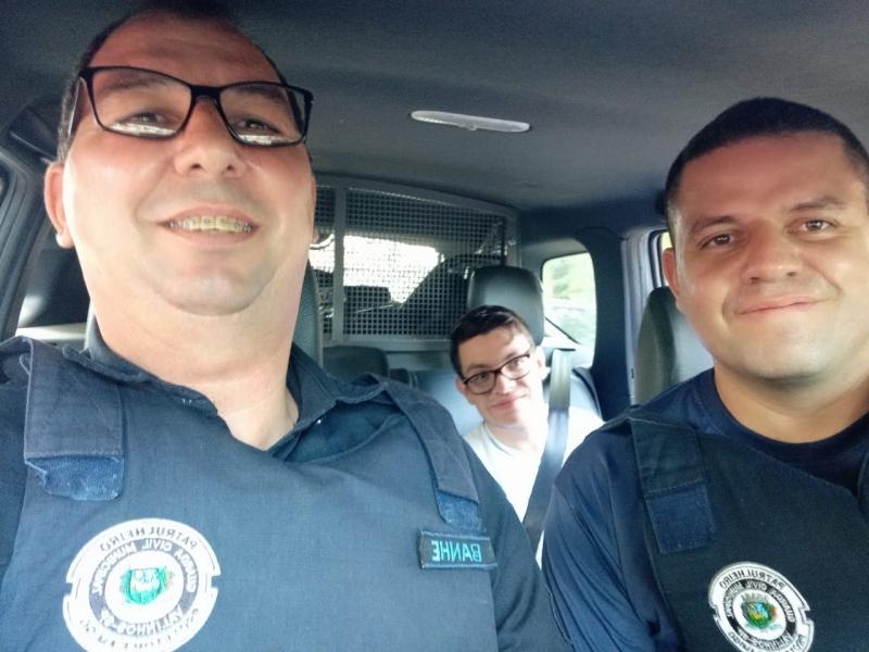 Guarda Civil Municipal de Valinhos realiza sonho de aluno que queria andar de viatura