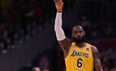 LeBron se torna 2º maior cestinha da NBA, mas é frustrado por derrota dos Lakers