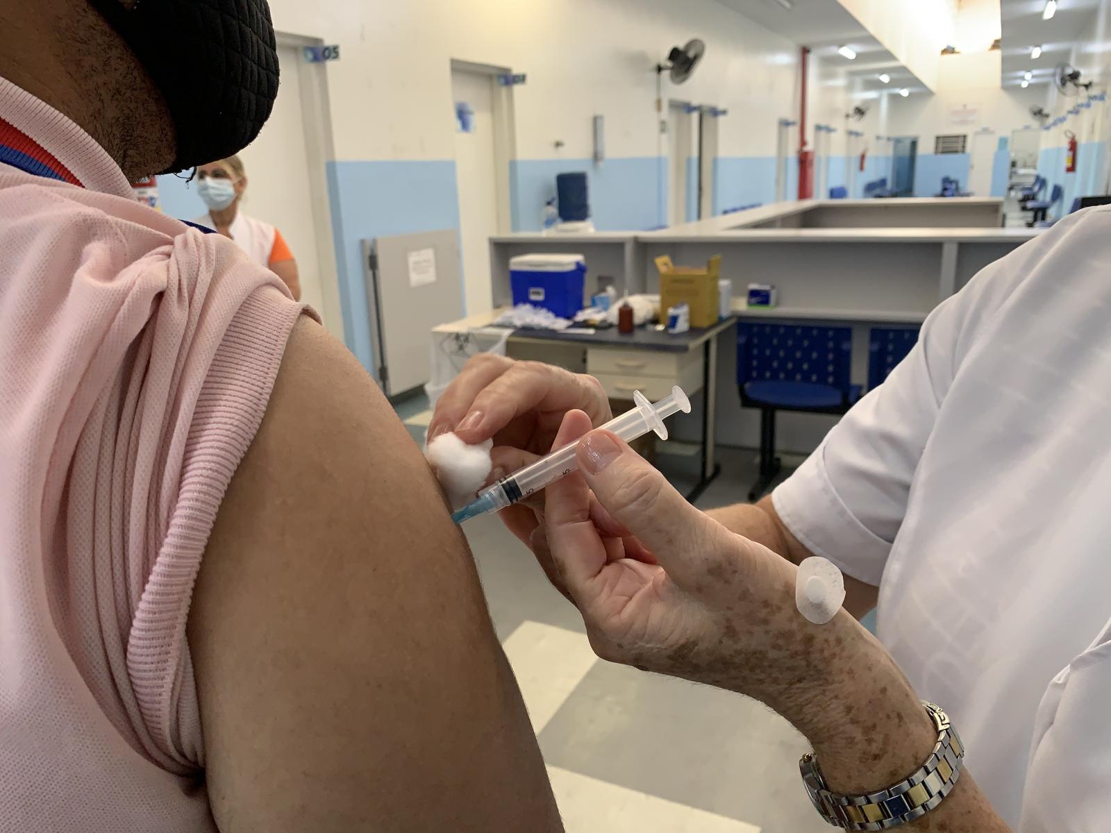 Mais de 700 doses da vacina contra covid-19 são aplicadas na população