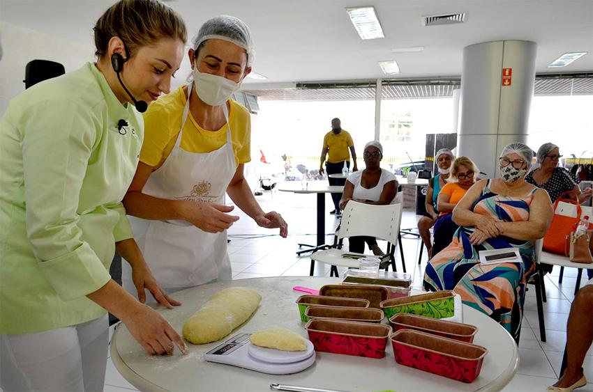 Mulheres itatibenses recebem noções de economia criativa em oficina de panificação