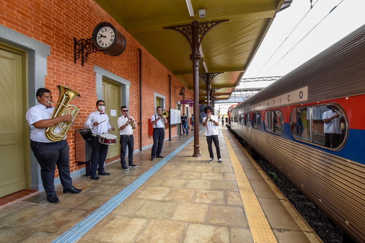 Turistas são recebidos em Jundiaí com música no Expresso Turístico CPTM