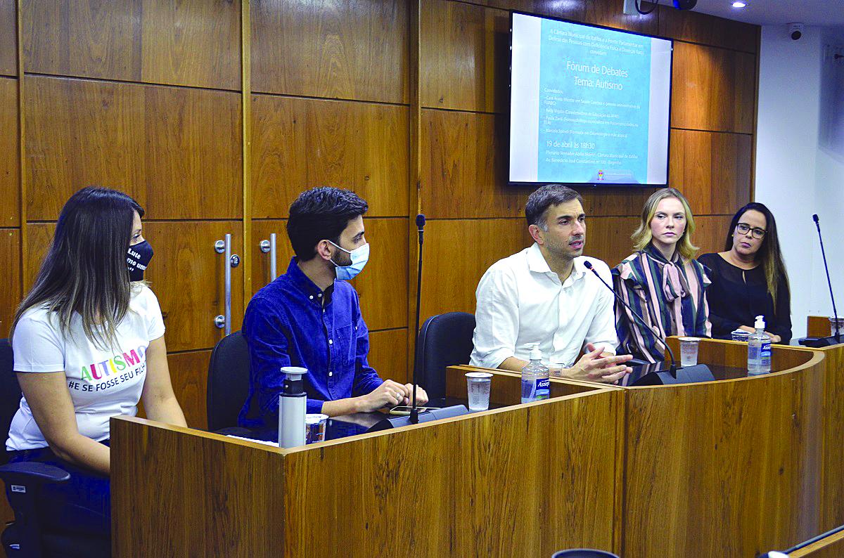 ‘A gente tem que buscar cada vez mais informações sobre o autismo’, diz prefeito em debate na Câmara