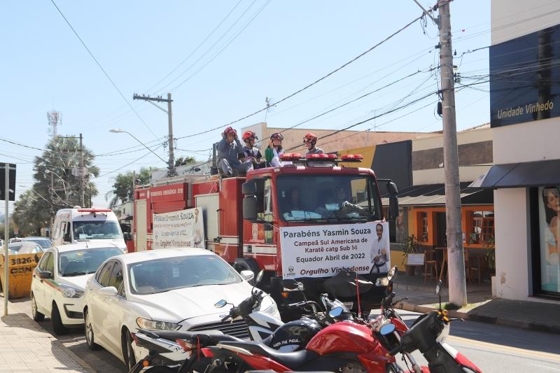Campeã vinhedense do sul-americano de karatê desfila em carro de bombeiros e recebe homenagem