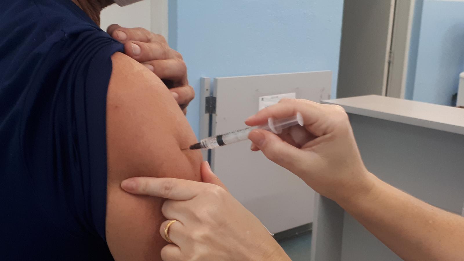 Dia D: Serão aplicadas doses das vacinas contra gripe, sarampo e covid-19