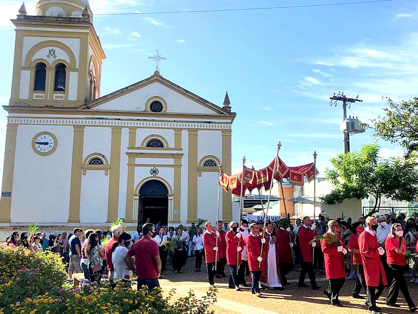 Domingo de Ramos começa com bênçãos e duas procissões