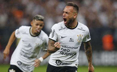Maicon marca duas vezes, Corinthians supera Boca Juniors e lidera na Libertadores