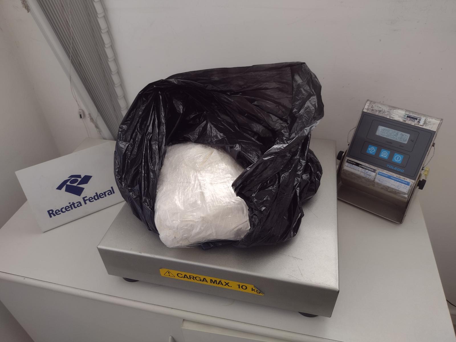 Operação Outlet: Receita Federal localiza 2,7 kg de metanfetamina em bagagem em Santos