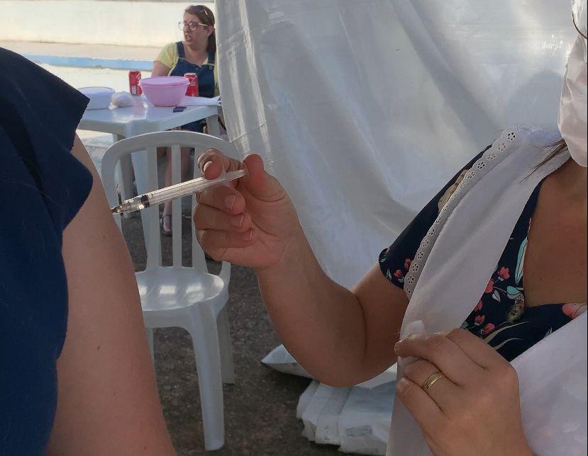 Posto móvel de vacinação na Festa do Caqui permaneceu nos dois dias de evento