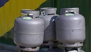 Preço do gás de cozinha é o maior do século e compromete 9,4% do salário mínimo