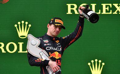 Verstappen dá volta em Hamilton e vence GP em Ímola; Ferrari fica fora do pódio