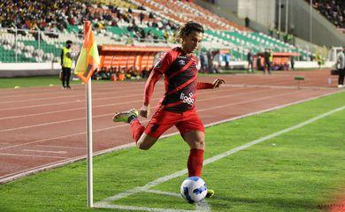 Athletico leva 5 gols de cabeça do The Strongest e se complica na Libertadores