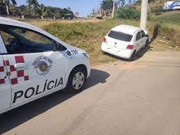 Bandidos batem carro e PM recupera parte de carga roubada das Casas Bahia