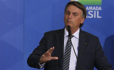 Bolsonaro promete ir à Justiça para obrigar Petrobras a reduzir combustíveis
