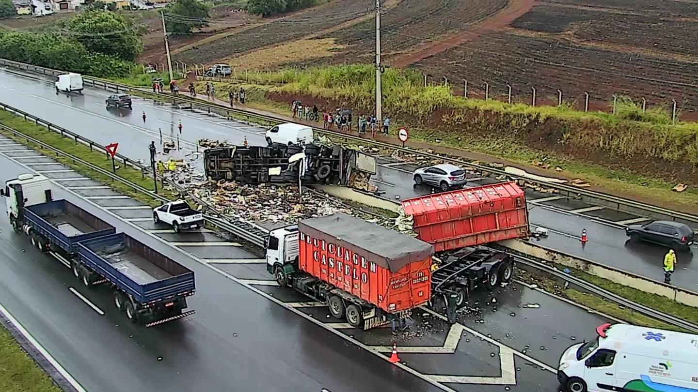 Caminhões colidem na Rodovia D. Pedro e carga de frango cai na pista