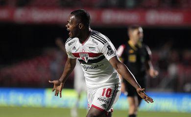 Com pênalti inexistente e força do banco, São Paulo bate Cuiabá pelo Brasileirão