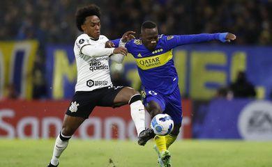 Com um a menos, Corinthians suporta pressão do Boca Juniors, empata e mantém topo