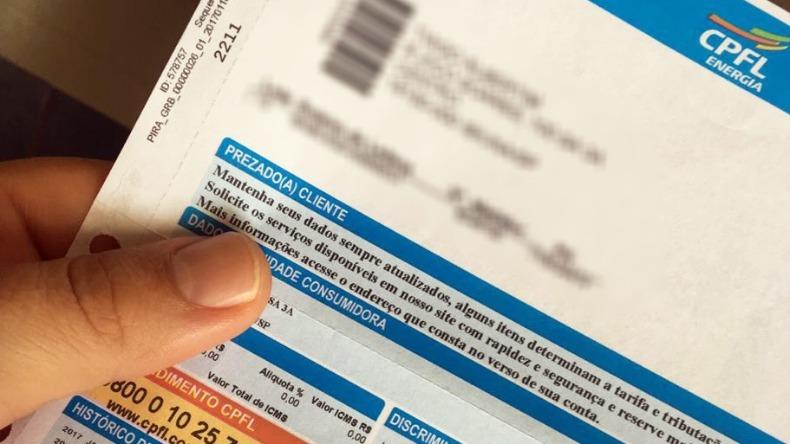 Consumidor deixa de pagar conta de luz para comprar alimentos