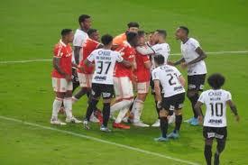 Corinthians empata com o Internacional em jogo com acusação de racismo