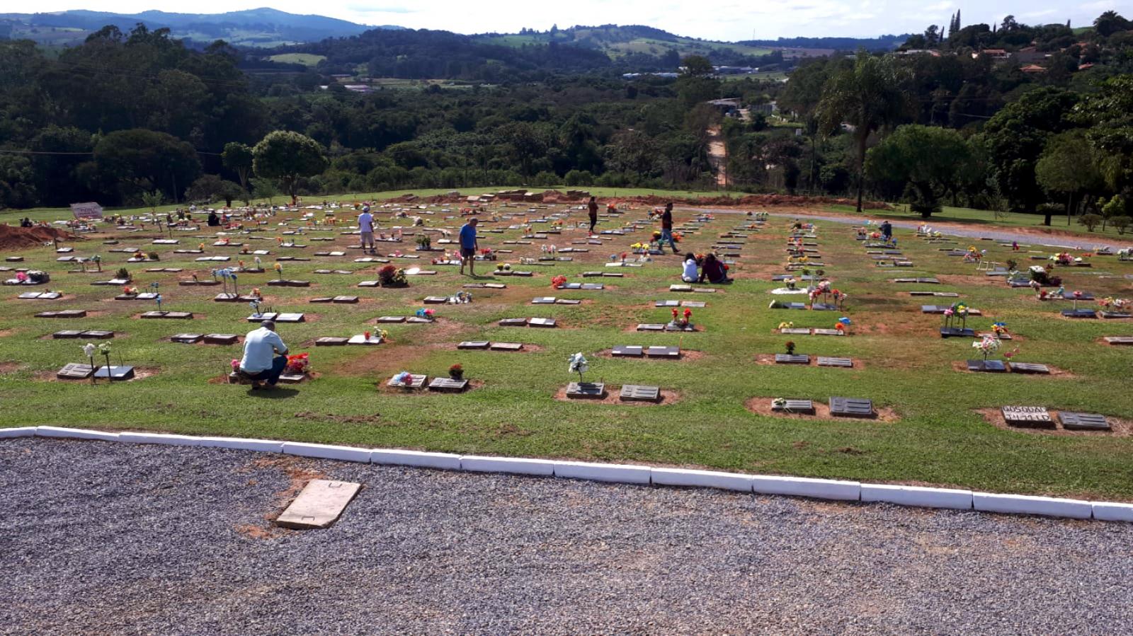 Dia das Mães é celebrado de forma especial no Cemitério Parque das Acácias