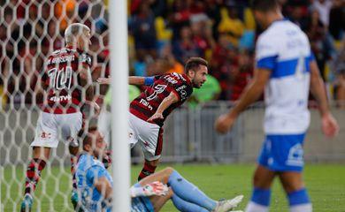 Em dia de cobranças, Flamengo supera Católica e vai às oitavas da Libertadores