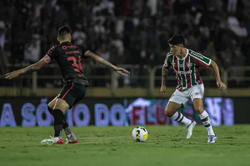 Fluminense vence Athletico-PR e se afasta da zona de rebaixamento no Brasileirão