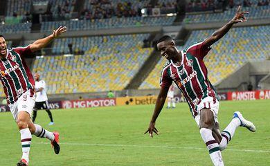 Fluminense vence na estreia de Diniz e Atlético-GO lidera grupo na Sul-Americana
