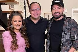 Maiara e Fernando postam foto com padre e geram expectativas sobre casamento