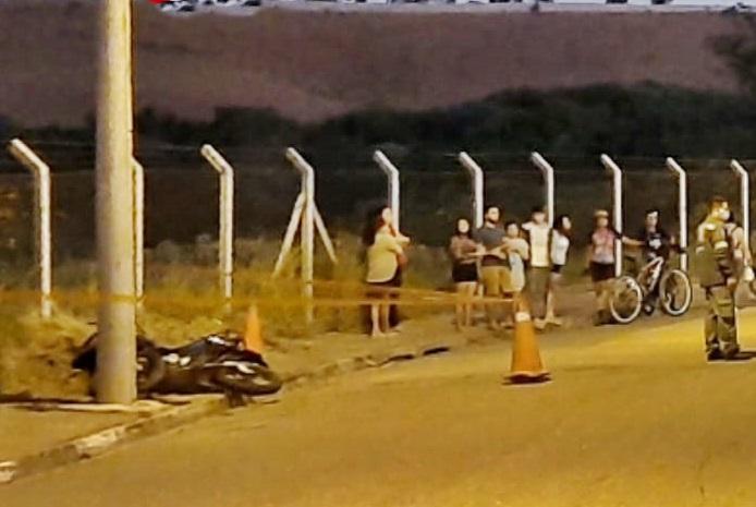 Motociclista morre após bater contra poste no Itatiba Park