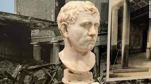 Mulher compra busto em brechó e descobre que é uma peça romana de dois mil anos