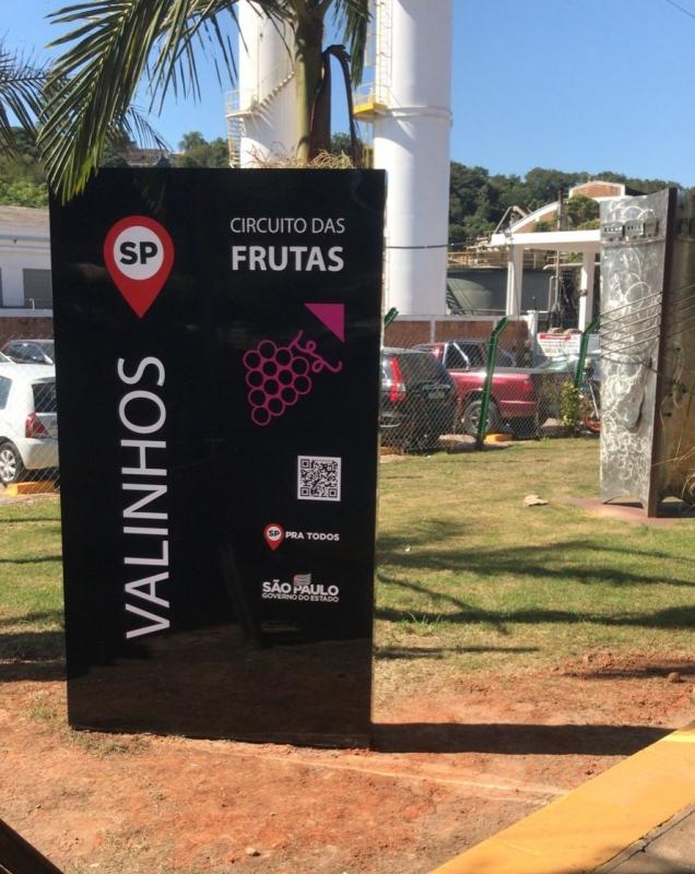 Valinhos recebe totem de identificação personalizado do Circuito das Frutas