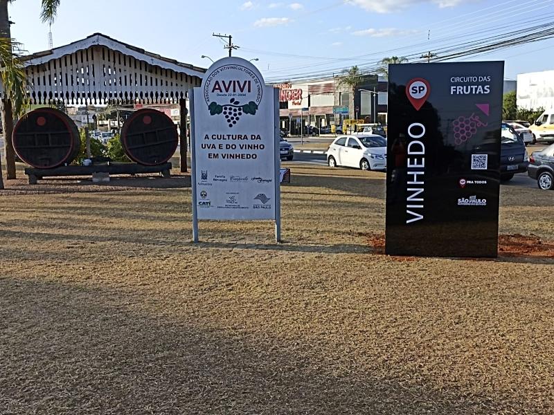 Vinhedo recebe o primeiro totem de região turística do Estado de São Paulo