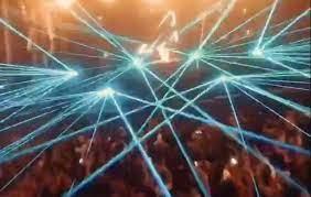 Alok usa laser para fazer 'chá revelação' de amigo durante show