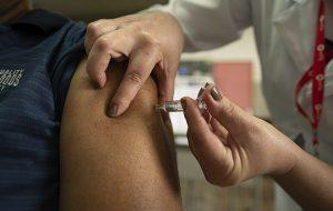 Brasil chega a 77,43% da população com vacinação completa contra a covid-19