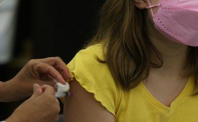 Brasil tem 43,8% da população total imunizada com a 3ª dose contra a covid