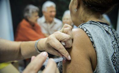 Brasil tem 77,5% da população total com esquema vacinal primário completo contra a covid
