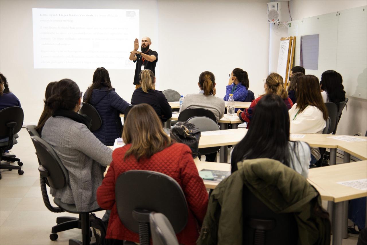 Docentes e colaboradores iniciam Curso Básico de Libras