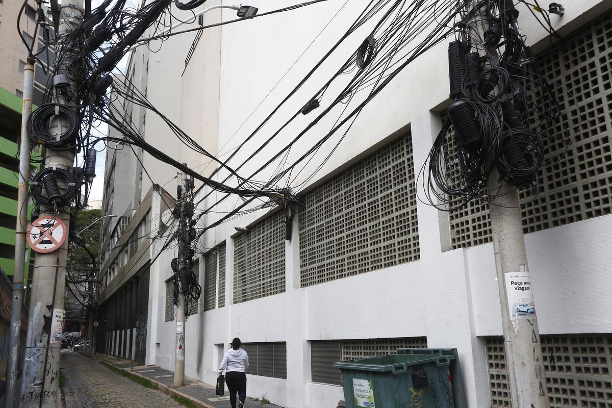 Fios soltos em vias geram sete notificações por dia em Campinas