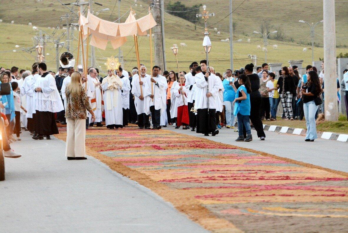 Igrejas Católicas de Itatiba realizam procissão de Corpus Christi