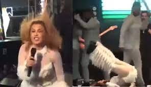 Joelma leva tombo durante apresentação em festa junina na Bahia