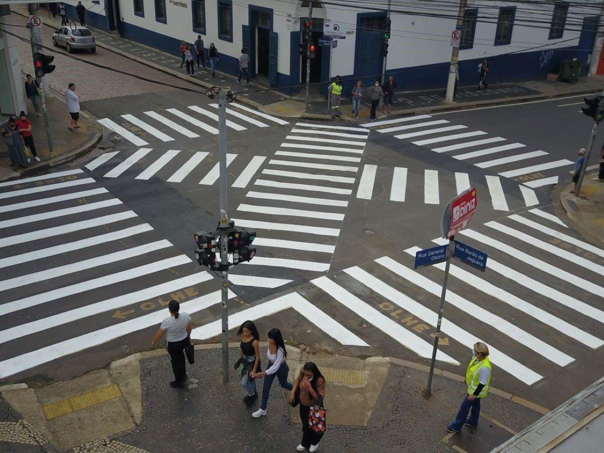 Primeira faixa de pedestres em 'X' para travessia em diagonal já está em operação em Campinas