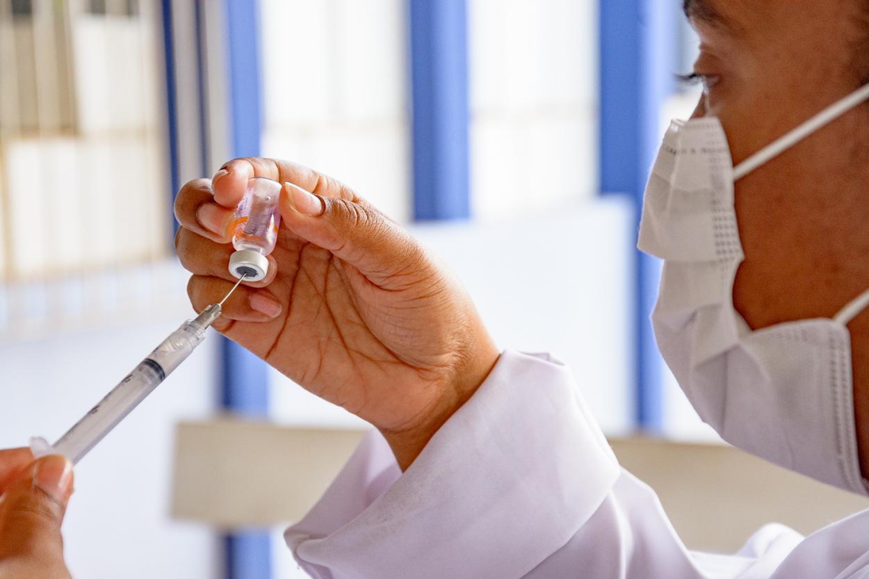 Quarta dose da vacina contra covid-19 é liberada para pessoas a partir de 40 anos
