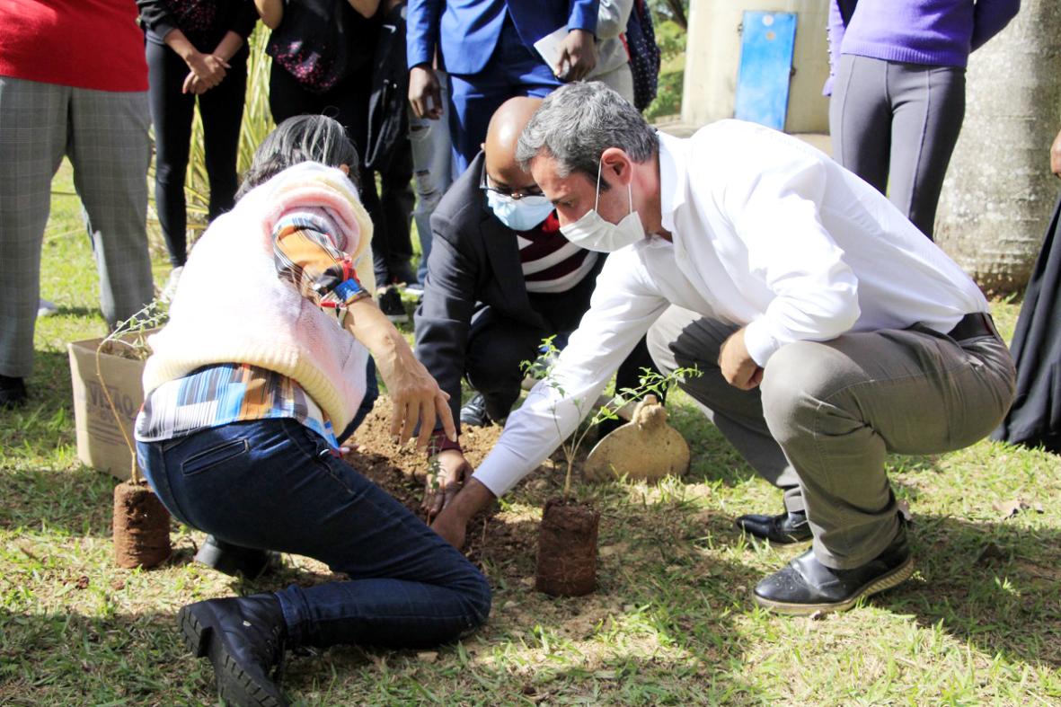 Representante da Angola participa de atividade na Emeb ‘Profa. Nazareth Barbosa’