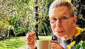 Rita Lee aparece em registro feito pelo marido após remissão do câncer