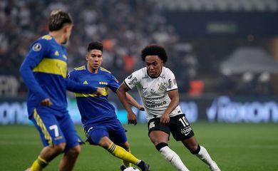 Róger Guedes desperdiça pênalti, e Corinthians empata sem gols com o Boca Juniors
