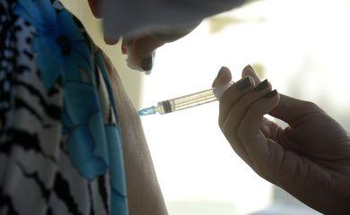 Vacina contra covid evitou até 600 mortes por dia entre fevereiro e outubro de 2021, diz estudo